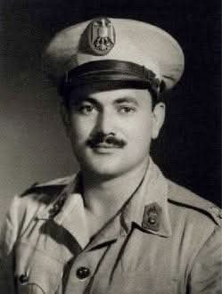 mazen00711's tweet photo. الرجل الذي قال للطاغية "إتقِ الله"

كمال الدين حسين أحد الضباط الأحرار وعضو قيادة الثورة، بدأ خلافه مع عبد الناصر عندما طالبه في لقاء حميمي بأن يسمح للشعب أن يحكم نفسه بنفسه.
ومما طالب به كمال حسين أن تكون الإشتراكية نابعة من تعاليم الإسلام وليس أفكار ماركس ولينين الأمر الذي فاجأ عبد الناصر وأزعجه.
وعندما وجد الضابط حسين أنه لا أمل في عبد الناصر، تقدم بإستقالته من مجلس الثورة وأرسل رسالة إلى عبد الناصر بعدما بلغه حجم التنكيل الذي يتعرض له الإخوان المسلمين في سجونه، جاء فيها "إتقِ الله".
إعتبر عبد الناصر الإستقالة وخطاب الموعظة بالجريمة الكبرى، فإعتقل كمال حسين ونقله إلى إستراحة بعيدة عن العمران حدد إقامته فيها حتى وفاة زوجته في 1966 حيث لم يجد طبيباً ليسعفها ولم يجرؤ أحد من رفاق عمره على تقديم واجب العزاء.
كما لاحق العقاب والده فوضع بالإقامة الجبرية وفصل إبنه مصفى الضابط بالجيش وعدد كبير من أقاربه تم فصلهم من عملهم.

بالنهاية لا نستطيع أن نقول إلا حسبنا الله ونعم والوكيل و"يسقط حكم العسكر".