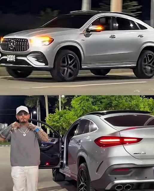 chris24_sv's tweet photo. El Riki presumió su nuevo juguete: una Mercedes Benz de 100,000 dólares pagada por sus seguidores
El influencer salvadoreño conocido como El Riki presumió su nuevo juguete: una Mercedes Benz valorada en aproximadamente 100,000 dólares.
La adquisición fue posible gracias a las donaciones de sus seguidores, detalle que no pasó desapercibido en redes.
Quienes lo siguen reaccionaron ante la revelación del lujoso vehículo que sus propias aportaciones hicieron realidad.
Yo lo felicito y que bueno q salga adelante porque la vida es así estafar pendejos para que trabajen por ÉL.🤦‍♂️