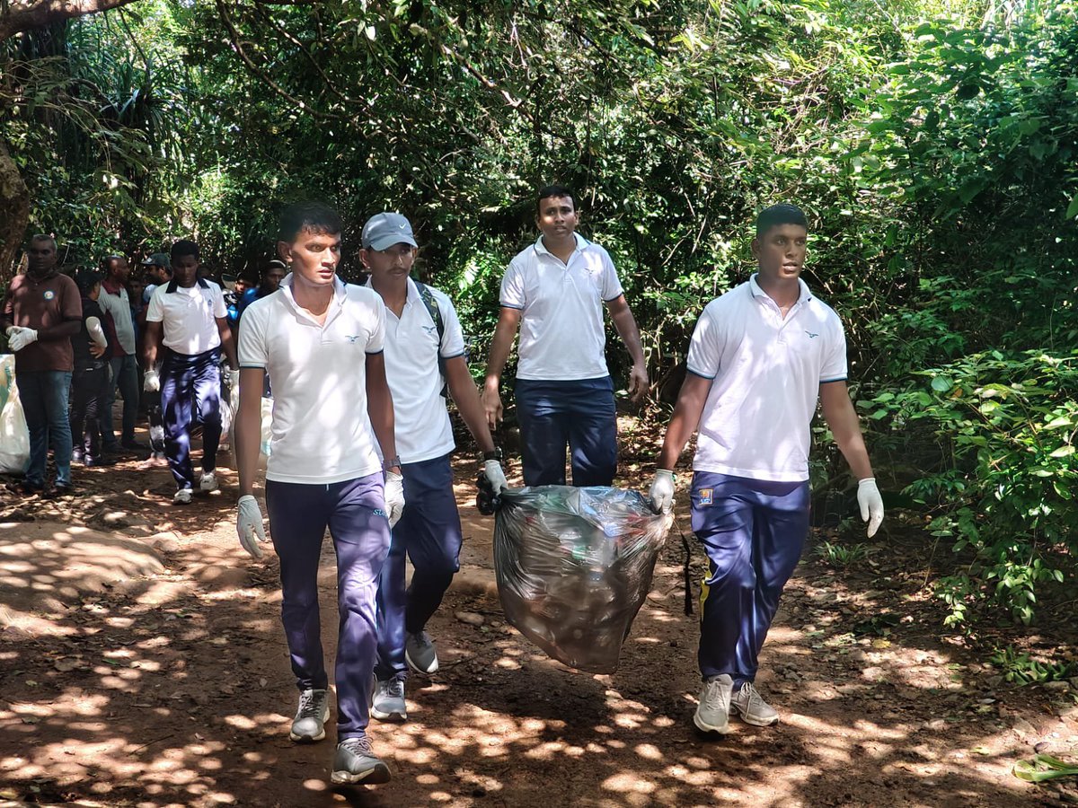 CgiHoc's tweet photo. #SwachhataHiSeva2026 සහ #CleanSriLanka වැඩසටහන්වල කොටසක් ලෙස, 2026 සැප්තැම්බර් 27 වන දින උණවටුන වෙරළ තීරයේදී රුහුණු සංචාරක කාර්යාංශය විසින් සංවිධානය කරන ලද වෙරළ පිරිසිදු කිරීමේ වැඩසටහනකට හම්බන්තොට ඉන්දීය කොන්සියුලර් ජනරාල් කාර්යාලයේ නිලධාරීන් එක්විය.
පාර්ලිමේන්තු මන්ත්රී ගරු නිශාන්ත සමරවීර මහතා, දිස්ත්රික් ලේකම් කේ. යූ. චන්ද්රලාල් මහතා, රජයේ නිලධාරීන් සහ ශ්රී ලංකා ත්රිවිධ හමුදා සාමාජිකයින් ද මෙම අවස්ථාවට එක්වූහ.
පිරිසිදු, හරිතවත් සහ වඩාත් තිරසාර අනාගතයක් උදෙසා පාරිසරික වගකීම, ප්රජා සහභාගීත්වය සහ සාමූහික ක්රියාකාරීත්වය ප්රවර්ධනය කිරීමට අපි එක්ව කටයුතු කළෙමු.