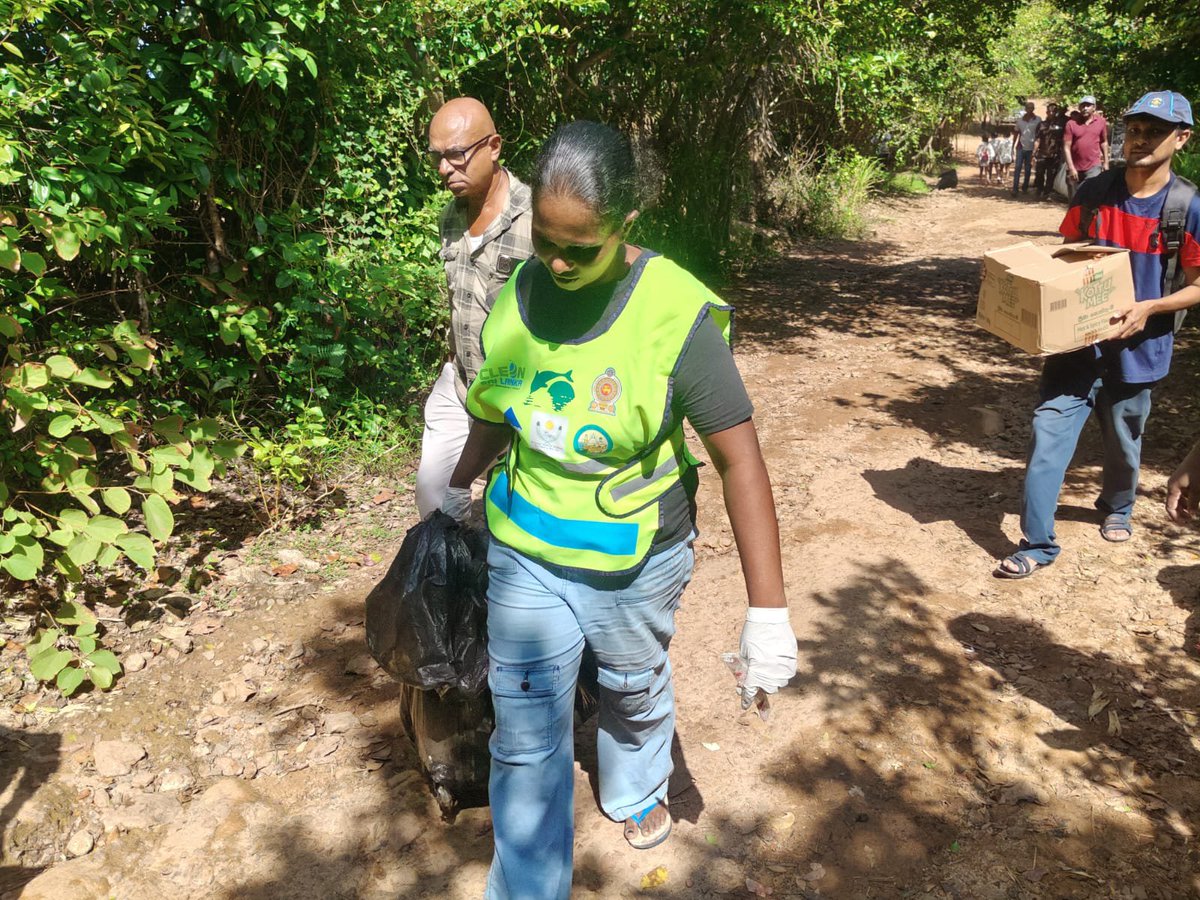 CgiHoc's tweet photo. #SwachhataHiSeva2026 සහ #CleanSriLanka වැඩසටහන්වල කොටසක් ලෙස, 2026 සැප්තැම්බර් 27 වන දින උණවටුන වෙරළ තීරයේදී රුහුණු සංචාරක කාර්යාංශය විසින් සංවිධානය කරන ලද වෙරළ පිරිසිදු කිරීමේ වැඩසටහනකට හම්බන්තොට ඉන්දීය කොන්සියුලර් ජනරාල් කාර්යාලයේ නිලධාරීන් එක්විය.
පාර්ලිමේන්තු මන්ත්රී ගරු නිශාන්ත සමරවීර මහතා, දිස්ත්රික් ලේකම් කේ. යූ. චන්ද්රලාල් මහතා, රජයේ නිලධාරීන් සහ ශ්රී ලංකා ත්රිවිධ හමුදා සාමාජිකයින් ද මෙම අවස්ථාවට එක්වූහ.
පිරිසිදු, හරිතවත් සහ වඩාත් තිරසාර අනාගතයක් උදෙසා පාරිසරික වගකීම, ප්රජා සහභාගීත්වය සහ සාමූහික ක්රියාකාරීත්වය ප්රවර්ධනය කිරීමට අපි එක්ව කටයුතු කළෙමු.