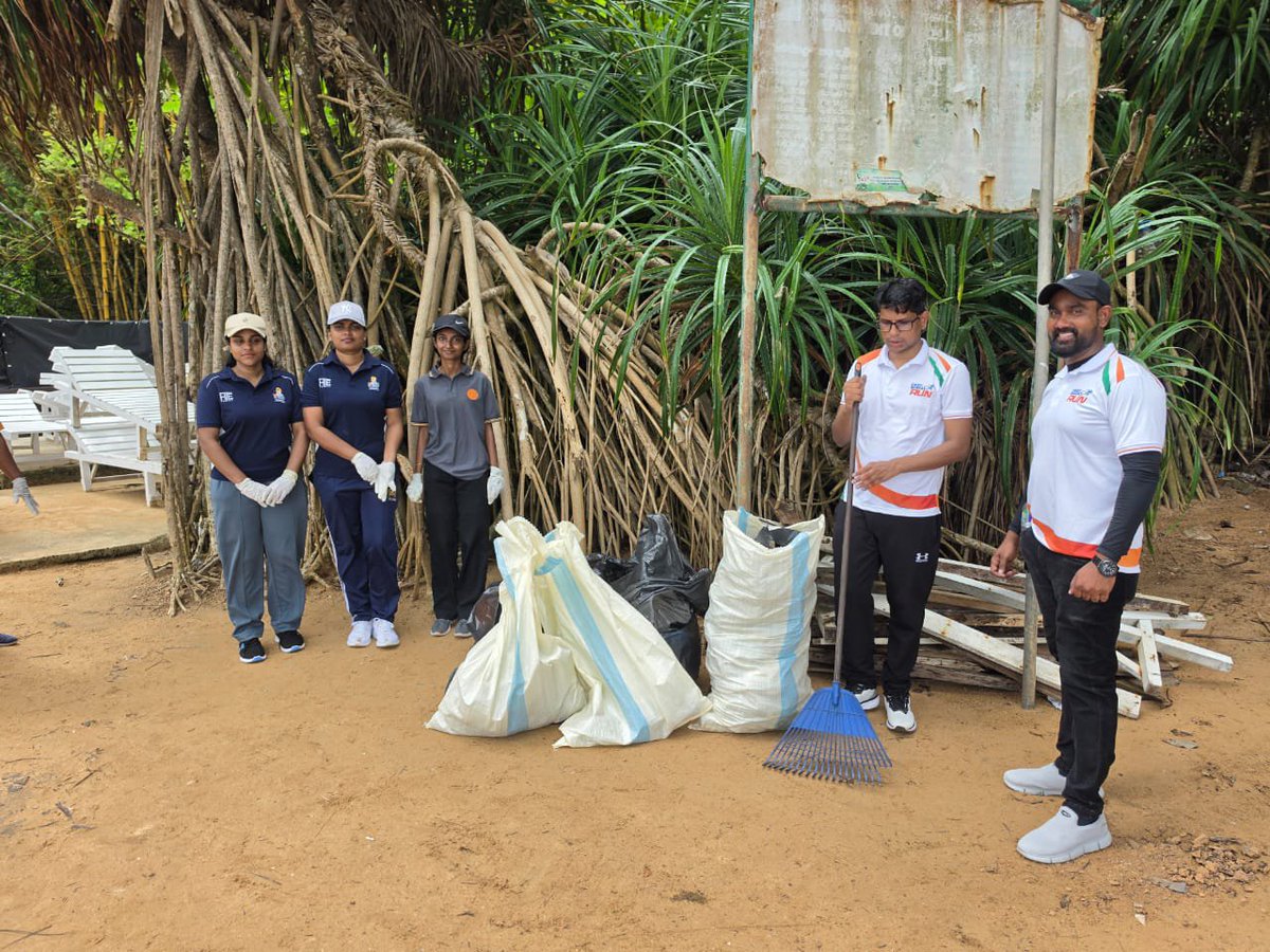 CgiHoc's tweet photo. #SwachhataHiSeva2026 සහ #CleanSriLanka වැඩසටහන්වල කොටසක් ලෙස, 2026 සැප්තැම්බර් 27 වන දින උණවටුන වෙරළ තීරයේදී රුහුණු සංචාරක කාර්යාංශය විසින් සංවිධානය කරන ලද වෙරළ පිරිසිදු කිරීමේ වැඩසටහනකට හම්බන්තොට ඉන්දීය කොන්සියුලර් ජනරාල් කාර්යාලයේ නිලධාරීන් එක්විය.
පාර්ලිමේන්තු මන්ත්රී ගරු නිශාන්ත සමරවීර මහතා, දිස්ත්රික් ලේකම් කේ. යූ. චන්ද්රලාල් මහතා, රජයේ නිලධාරීන් සහ ශ්රී ලංකා ත්රිවිධ හමුදා සාමාජිකයින් ද මෙම අවස්ථාවට එක්වූහ.
පිරිසිදු, හරිතවත් සහ වඩාත් තිරසාර අනාගතයක් උදෙසා පාරිසරික වගකීම, ප්රජා සහභාගීත්වය සහ සාමූහික ක්රියාකාරීත්වය ප්රවර්ධනය කිරීමට අපි එක්ව කටයුතු කළෙමු.