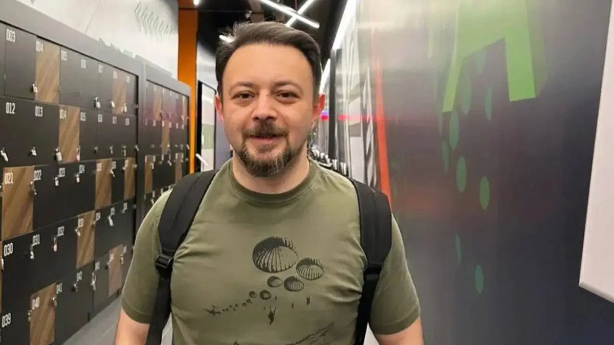 OmerCanTalu's tweet photo. Bir tarafta sağa sola yanlayan midemi bulandıran "gasteciler", 
diğer tarafta kaleminin namusuyla vatan için dertlenen, gözaltına alınan, tutuklanan gazeteciler.

Bu zor dönemde kalemin namusu için bedel ödeyen Fatih Ergin'e selam olsun.
@ferg1923 https://t.co/sEfsHZRUiM