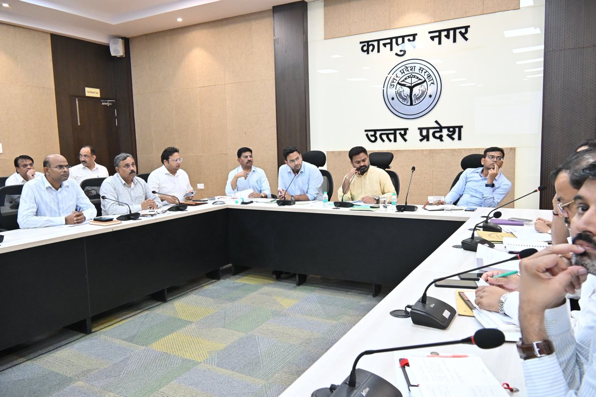 DMKanpur's tweet photo. आज सीएम डैशबोर्ड (CM Dashboard) पर अंकित विकास कार्यों एवं सीएमआईएस (CMIS) पोर्टल पर दर्ज निर्माण कार्यों की प्रगति की गहन समीक्षा की गई।
संबंधित अधिकारियों को स्पष्ट निर्देश दिए गए कि सभी परियोजनाओं की नियमित फील्ड मॉनिटरिंग सुनिश्चित की जाए तथा प्रत्येक कार्य को निर्धारित समयसीमा के भीतर उच्च गुणवत्ता व पूर्ण पारदर्शिता के साथ पूर्ण कराया जाए। विकास कार्यों में किसी भी प्रकार की शिथिलता क्षम्य नहीं होगी।  @CMOfficeUP @mstawarias