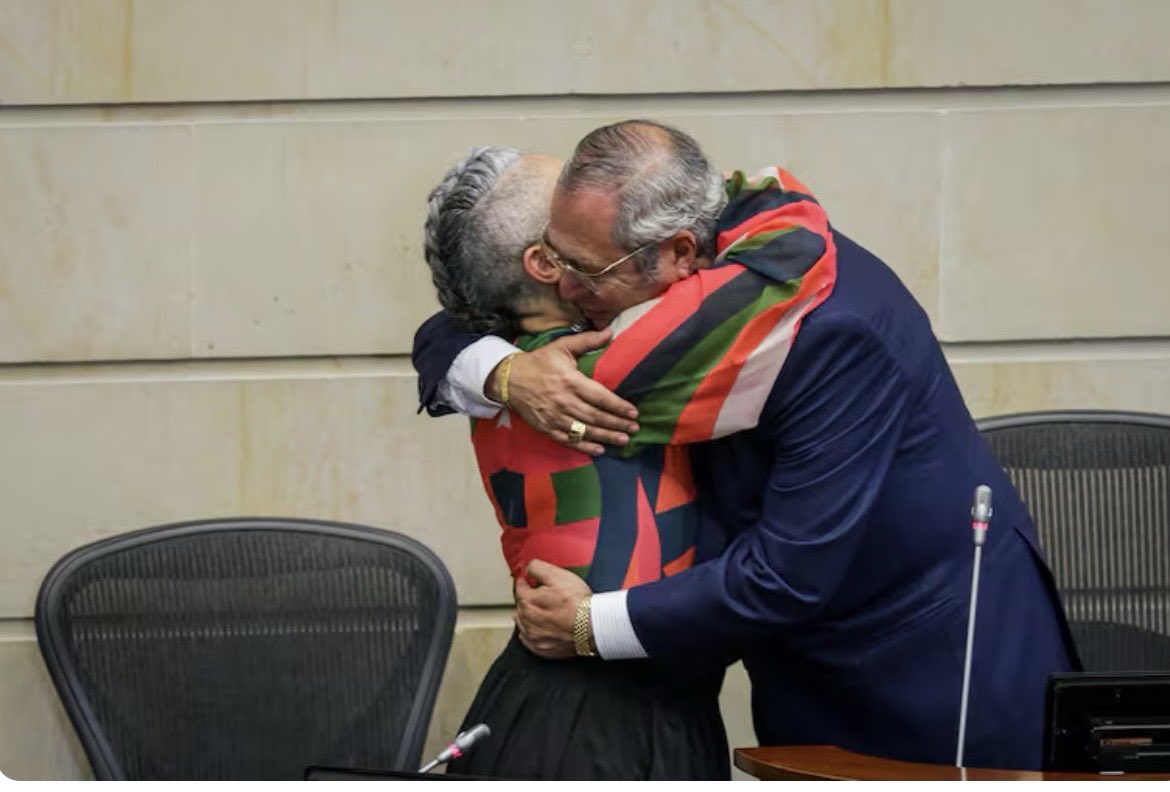 Pavitri90's tweet photo. María José Pizarro es mencionada ¡85 VECES! en el fallo contra Iván Name por el escándalo de la UNGRD.

¿La razón? Le dejó el asiento para el manejo de las plenarias.

85 veces no es casualidad. Es el modus operandi del Pacto para manejar el Congreso con plata de la UNGRD.

¿Cree usted que María José Pizarro debe responder ante la Corte Suprema? 👇

    “Mil palabras pueden intentar justificarlo, pero una imagen lo deja todo en evidencia.” 😏

#UNGRD #MariaJosePizarro #IvanName