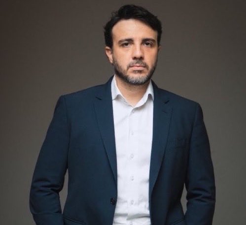 NewsLiberdade's tweet photo. 🚨URGENTE - Aliados de Lula dizem que é “zero” a chance dele ir no debate da Globo

Com isso, a Globo terá que chamar o próximo candidato melhor posicionado nas pesquisas. Nesse caso seria Renan Santos. https://t.co/5nA4pxrp22