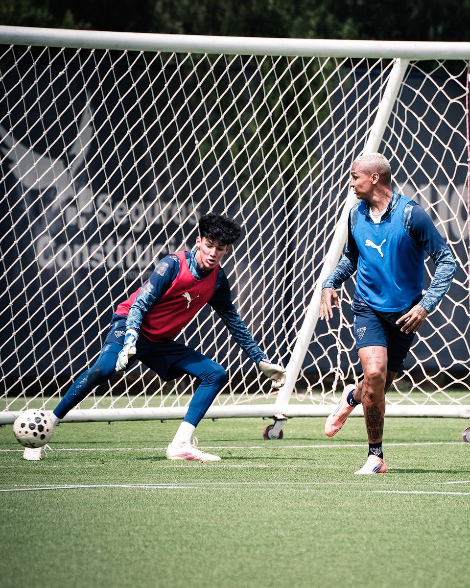 LDU_Oficial's tweet photo. Turno de la mañana ✅

Vamos LIGA ⚪️🔴 https://t.co/8y4UZh4rac