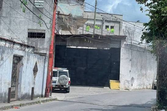 oveprisiones's tweet photo. 🚨#OVPDenuncia Murió exdirectora de la cárcel 26 de Julio por no recibir atención médica en La Crisálida

Eleiner Sánchez, exdirectora del Centro Penitenciario para Procesados Judiciales 26 de Julio, murió luego de presentar una obstrucción intestinal mientras permanecía detenida en el Centro de Formación para Procesadas Femeninas La Crisálida, en Los Teques, estado #Miranda.

Eleiner llevaba varios días con problemas de salud y había solicitado ser trasladada a un centro asistencial, pero sus súplicas fueron ignoradas hasta que su condición se volvió crítica. No fue hasta este domingo 27 de septiembre que fue trasladada al Hospital Victorino Santaella Ruiz de Los Teques, donde su condición requería una cirugía de emergencia.

Sánchez había sido funcionaria del Ministerio del Servicio Penitenciario y directora del Centro Penitenciario para Procesados Judiciales 26 de Julio. Su propio hijo denunció en reiteradas oportunidades que ella poseía evidencias sobre presuntas tramas de corrupción interna, situación que, según sus denuncias, habría estado relacionada con su detención y posterior vulneración de sus derechos.

Su muerte pudo y debió evitarse pues,  como tantas otras personas privadas de libertad que han muerto bajo custodia, Eleiner tenía derecho a recibir atención médica oportuna y digna. 

Es importante recordar que esta es la segunda muerte que documenta el @oveprisiones en La Crisálida, la primera fue la de Fabiana Desirée Páez Fernández, quien falleció en junio y, al igual que Eleiner, murió sin recibir la asistencia médica que requería.

Dos mujeres han muerto en el mismo centro penitenciario en pocos meses y en ambos casos la falta de atención médica forma parte de las denuncias documentadas. 

Es por ello que desde el @oveprisiones insistimos en que las autoridades tienen la obligación jurídica y moral de garantizar la vida, integridad y salud de toda persona bajo su custodia porque privar de libertad no puede significar, bajo ninguna circunstancia, una condena implícita a la tortura por denegación de auxilio ni a la muerte por abandono.
