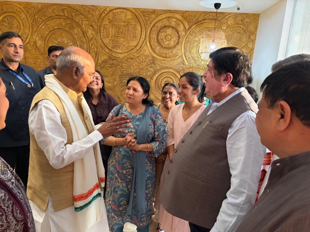 Dileep_Sanghani's tweet photo. हैदराबाद के निकट कान्हा शांति वनम स्थित ‘वेलनेस बाय हार्टफुलनेस’ के स्वास्थ्य शिविर में भारत के पूर्व राष्ट्रपति आदरणीय श्री रामनाथ कोविंद जी से आत्मीय भेंट हुई।

स्वस्थ तन, शांत मन और संतुलित जीवन को समर्पित इस शिविर में आदरणीय कोविंद जी का सान्निध्य सुखद एवं प्रेरणादायी रहा। 

सुरेशभाई दवे, राजूभाई गजेरा, मुकेशभाई सावलिया, बाबूभाई सखवाला एवं हिम्मतभाई सोजीत्रा भी सहपरिवार उपस्थित रहे।
@ramnathkovind