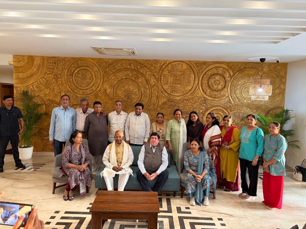 Dileep_Sanghani's tweet photo. हैदराबाद के निकट कान्हा शांति वनम स्थित ‘वेलनेस बाय हार्टफुलनेस’ के स्वास्थ्य शिविर में भारत के पूर्व राष्ट्रपति आदरणीय श्री रामनाथ कोविंद जी से आत्मीय भेंट हुई।

स्वस्थ तन, शांत मन और संतुलित जीवन को समर्पित इस शिविर में आदरणीय कोविंद जी का सान्निध्य सुखद एवं प्रेरणादायी रहा। 

सुरेशभाई दवे, राजूभाई गजेरा, मुकेशभाई सावलिया, बाबूभाई सखवाला एवं हिम्मतभाई सोजीत्रा भी सहपरिवार उपस्थित रहे।
@ramnathkovind