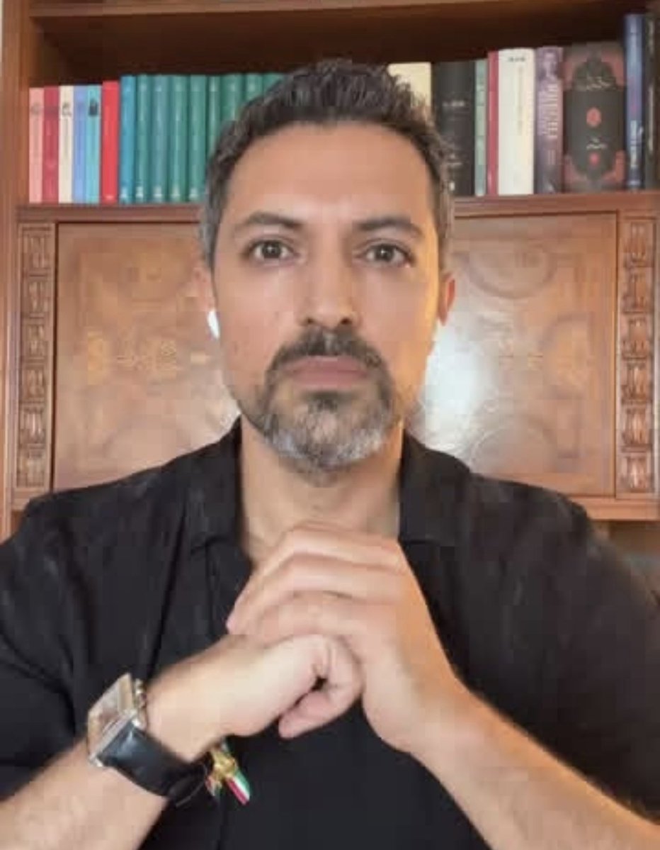bikhodajesii's tweet photo. اشکان خطیبی؛ به خاطر آسیب‌دیدگان «انقلاب شیر و خورشید» به هر دری می‌زند و به هر کس و ناکسی رو می‌اندازد، فقط برای اینکه جان بچه‌هایی را که به خاطر آزادی ایران آسیب دیده‌اند، نجات دهد.
از هم‌میهنان خارج از کشور که توانایی کمک دارند، عاجزانه خواهش می‌کنم تنهاش نگذارید. من می‌دانم چه پیام‌های دردناکی دریافت می‌کند، می‌دانم هر روز با درد و نگرانی خانواده‌هایی روبه‌روست که چشم امیدشان به کمک اوست و چه روزها و شب‌های سختی را می‌گذراند و چه بار سنگینی روی دوشش است.
این مرد را تنها نگذارید و نگذارید در برابر آسیب‌دیدگان احساس شرمندگی کند. اگر می‌توانید، کمک کنید تا هیچ‌کدام از بچه‌هایی که جانشان را برای آزادی ایران هزینه کردند، به‌خاطر نبود امکانات و هزینه درمان تنها نمانند.
شاید همین کمک شما برای یک نفر، تفاوت میان مرگ و زندگی باشد.