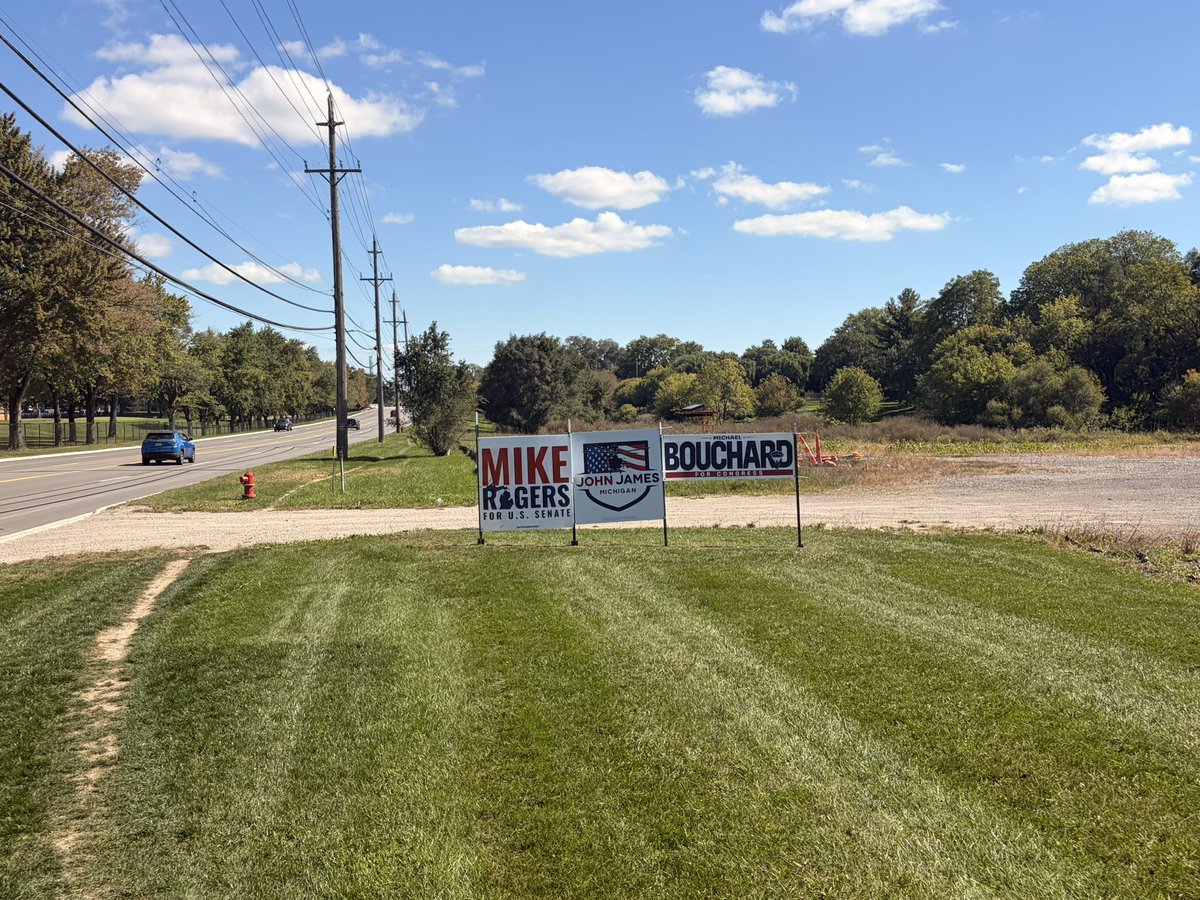 SamanthaShriber's tweet photo. Interesting venue dynamics today: Dem nominee for governor Jocelyn Benson launched her “Heroes for Benson” coalition at a Warren Fraternal Order of Police building. 

But the MI FOP endorsed her opponent, Republican John James, and his sign was outside. https://t.co/BMXtOPZtCs
