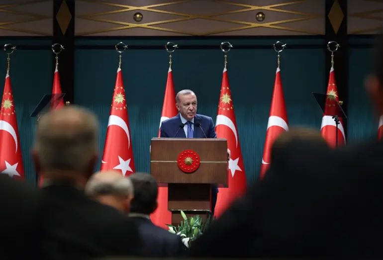 thhsynkrgz's tweet photo. - İster piyasa manipülasyonuyla, ister borsa oyunlarıyla, ister belediyelerde yaşandığı gibi apaçık yolsuzluk yaparak olsun

- Her kim milletin hakkına, hukukuna, malına, mülküne el uzatırsa karşısında bizi bulur

- Kimse bizi başkalarıyla karıştırmasın

- Kimse bizi milyarlarca liralık yolsuzlukları savunmak için meydan meydan, şehir şehir dolaşanlarla mukayese etmesin

- Biz onlara benzemeyiz. Bizim kırmızı çizgimiz aziz milletimizdir

- Fonlar vasıtasıyla. piyasa bozucu eylemlere giriştiği tespit edilenler hukuk önünde bunun hesabını verecektir

/ Cumhurbaşkanı Recep Tayyip Erdoğan
