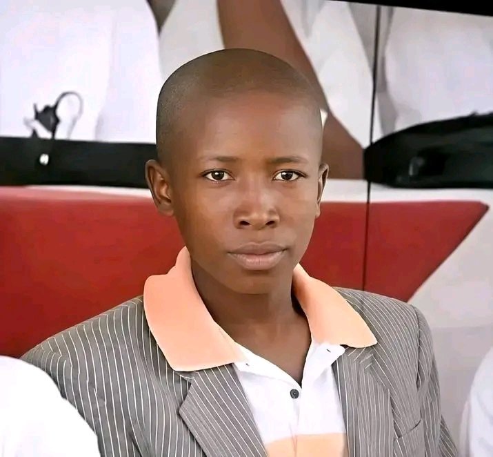 gunlimela's tweet photo. This a street kid born in the dusty Streets Limpopo seshego by unknown father raised by Gogo after the death of his mother.Always bitter and angry he became a danger to the society, a Pitbull ready to bite the nearest object. Who's this venomous spoilt brat. https://t.co/5tDhwJFmnJ