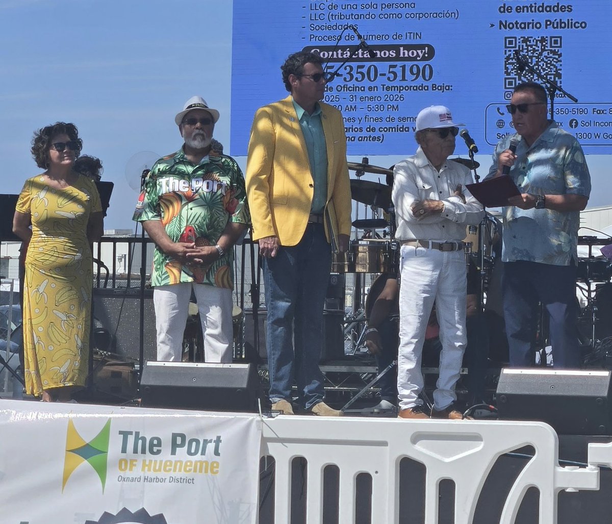 ConsulMexOxn's tweet photo. 📌Este sábado, el cónsul @Santavelri participó en la 13ª Edición del #BananaFestival🍌 de @portofhueneme🚢, destacando su importancia como motor del comercio internacional y la aportación de los trabajadores mexicanos al fortalecimiento de los vínculos económicos entre 🇲🇽🤝🏼🇺🇸. https://t.co/oX60mOAlcn