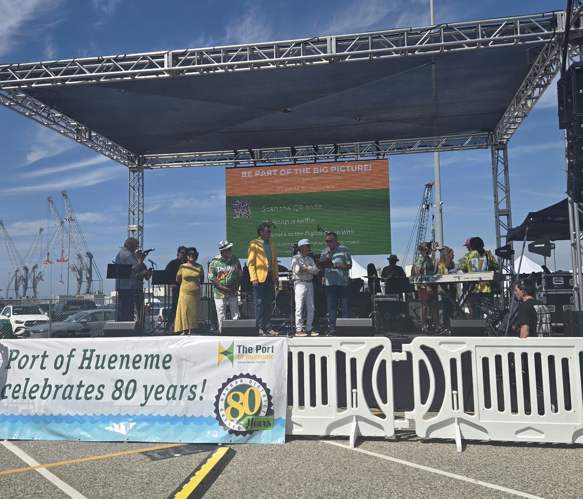 ConsulMexOxn's tweet photo. 📌Este sábado, el cónsul @Santavelri participó en la 13ª Edición del #BananaFestival🍌 de @portofhueneme🚢, destacando su importancia como motor del comercio internacional y la aportación de los trabajadores mexicanos al fortalecimiento de los vínculos económicos entre 🇲🇽🤝🏼🇺🇸. https://t.co/oX60mOAlcn