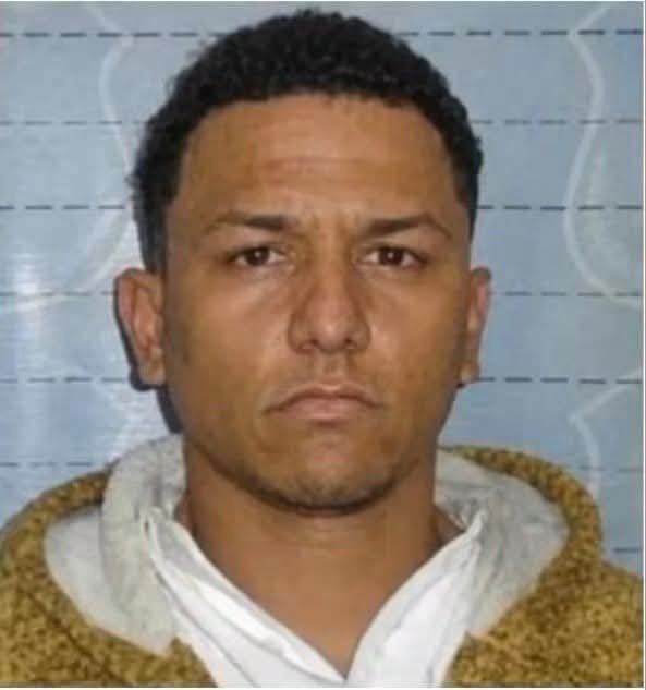 marce_amalia's tweet photo. Brayan Farías Díaz es el nombre del delincuente venezolano q asesinó al cabo segundo de Carabineros, Cristopher Aguilera, en Lo Espejo. El sujeto, de 28 años y en situación migratoria irregular, fue abatido por el compañero del funcionario tras abrir fuego con un arma de fuego.
Según trascendió, el agresor registraba una detención previa el pasado 13 de abril durante una fiesta clandestina en Pirque, operativo en el q se incautaron armas de fuego y drogas.
En dicha oportunidad, el sujeto intentó sobornar a los funcionarios para evitar su arresto, pese a lo cual quedó posteriormente en libertad por resolución judicial.
CDSM que Dios haga justicia..