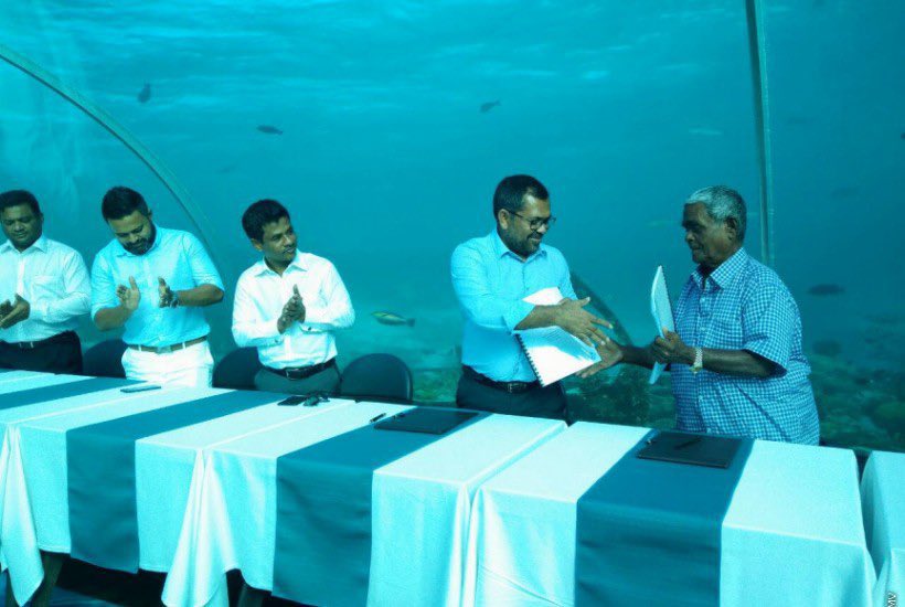 sunmoon_16's tweet photo. މިވެރިން އަނބުރާ މިކަހަލަ ޗަރުކޭހުގައި ނުޖެހިވޭތޯ ބަލާތި!

ޅ. މަޑިވަރުގައި އެއާޕޯޓެއް އަޅަން 29 މެއި 2018 ގައި ހަވާލުކުރުމާއެކު “save madivaru” ޖަހައިގެން އެމްޑީޕީ ނިކުތީ ތިމާވެށި ހިމާޔަތްކުރުމުގެ ނަމުގަ.

މިކަމުގެ އެންމެކުރީސަފުގައި ހުރީ އެކަކީ މުހައްމަދު ކާރިމް (ޅ.ނައިފަރު). އެބޭފުޅާ “save madivaru” ޓީޝާޓް ތުރުކުރައްވައިގެން ހުންނެވިއިރު އަރިހުގައި އެ ހުންނެވީ ރައީސް އިބްރާހިމް މުހައްމަދު ޞާލިހު

ތިމާވެށި ރައްކާތެރިކުރުމަށް އުޅުނު މީހުނަށް ވެރިކަން ލިބުމުން އެއާޕޯޓު ހުޅުވަން ވަޑައިގެންނެވީ ރައީސް އިބްރާހިމް މުހައްމަދު ޞާލިހު، އެއާޕޯޓުގެ އޮޕަރޭޝަން ފެށި އެތަނުގެ އެގްޒެކެޓިވް މެނޭޖަރަކަށް ވަޑައިގަތީ މުހައްމަދު ކާރިމް (ޅ. ނައިފަރު)

ތިމާވެށި ހިމާޔަތް ކުރުމުގެ ކަންތައް އެހިސާބުން… ނިމުނީ!