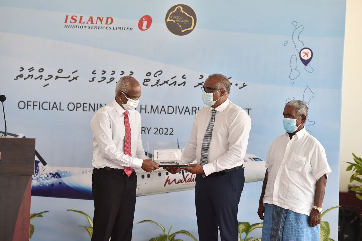 sunmoon_16's tweet photo. މިވެރިން އަނބުރާ މިކަހަލަ ޗަރުކޭހުގައި ނުޖެހިވޭތޯ ބަލާތި!

ޅ. މަޑިވަރުގައި އެއާޕޯޓެއް އަޅަން 29 މެއި 2018 ގައި ހަވާލުކުރުމާއެކު “save madivaru” ޖަހައިގެން އެމްޑީޕީ ނިކުތީ ތިމާވެށި ހިމާޔަތްކުރުމުގެ ނަމުގަ.

މިކަމުގެ އެންމެކުރީސަފުގައި ހުރީ އެކަކީ މުހައްމަދު ކާރިމް (ޅ.ނައިފަރު). އެބޭފުޅާ “save madivaru” ޓީޝާޓް ތުރުކުރައްވައިގެން ހުންނެވިއިރު އަރިހުގައި އެ ހުންނެވީ ރައީސް އިބްރާހިމް މުހައްމަދު ޞާލިހު

ތިމާވެށި ރައްކާތެރިކުރުމަށް އުޅުނު މީހުނަށް ވެރިކަން ލިބުމުން އެއާޕޯޓު ހުޅުވަން ވަޑައިގެންނެވީ ރައީސް އިބްރާހިމް މުހައްމަދު ޞާލިހު، އެއާޕޯޓުގެ އޮޕަރޭޝަން ފެށި އެތަނުގެ އެގްޒެކެޓިވް މެނޭޖަރަކަށް ވަޑައިގަތީ މުހައްމަދު ކާރިމް (ޅ. ނައިފަރު)

ތިމާވެށި ހިމާޔަތް ކުރުމުގެ ކަންތައް އެހިސާބުން… ނިމުނީ!