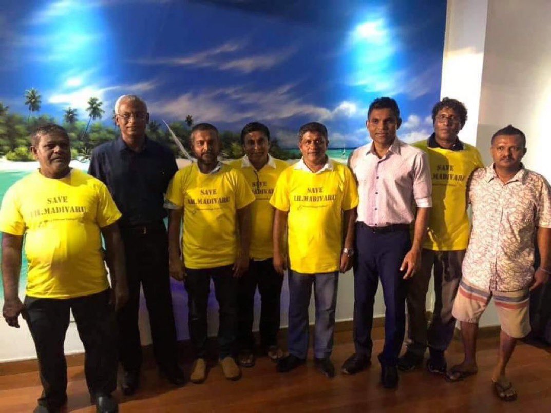 sunmoon_16's tweet photo. މިވެރިން އަނބުރާ މިކަހަލަ ޗަރުކޭހުގައި ނުޖެހިވޭތޯ ބަލާތި!

ޅ. މަޑިވަރުގައި އެއާޕޯޓެއް އަޅަން 29 މެއި 2018 ގައި ހަވާލުކުރުމާއެކު “save madivaru” ޖަހައިގެން އެމްޑީޕީ ނިކުތީ ތިމާވެށި ހިމާޔަތްކުރުމުގެ ނަމުގަ.

މިކަމުގެ އެންމެކުރީސަފުގައި ހުރީ އެކަކީ މުހައްމަދު ކާރިމް (ޅ.ނައިފަރު). އެބޭފުޅާ “save madivaru” ޓީޝާޓް ތުރުކުރައްވައިގެން ހުންނެވިއިރު އަރިހުގައި އެ ހުންނެވީ ރައީސް އިބްރާހިމް މުހައްމަދު ޞާލިހު

ތިމާވެށި ރައްކާތެރިކުރުމަށް އުޅުނު މީހުނަށް ވެރިކަން ލިބުމުން އެއާޕޯޓު ހުޅުވަން ވަޑައިގެންނެވީ ރައީސް އިބްރާހިމް މުހައްމަދު ޞާލިހު، އެއާޕޯޓުގެ އޮޕަރޭޝަން ފެށި އެތަނުގެ އެގްޒެކެޓިވް މެނޭޖަރަކަށް ވަޑައިގަތީ މުހައްމަދު ކާރިމް (ޅ. ނައިފަރު)

ތިމާވެށި ހިމާޔަތް ކުރުމުގެ ކަންތައް އެހިސާބުން… ނިމުނީ!