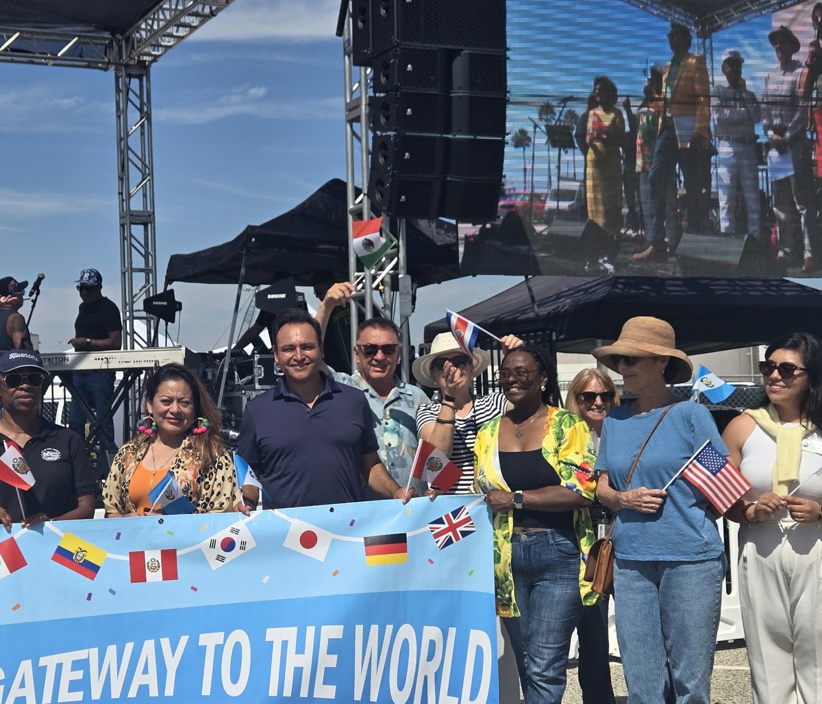 ConsulMexOxn's tweet photo. 📌Este sábado, el cónsul @Santavelri participó en la 13ª Edición del #BananaFestival🍌 de @portofhueneme🚢, destacando su importancia como motor del comercio internacional y la aportación de los trabajadores mexicanos al fortalecimiento de los vínculos económicos entre 🇲🇽🤝🏼🇺🇸. https://t.co/oX60mOAlcn