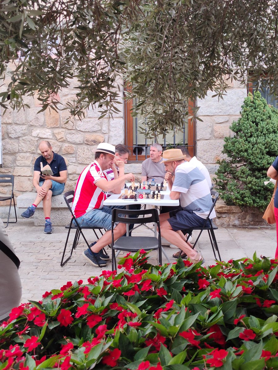 ayto_torre's tweet photo. ♟️ Broche de oro al II Festival de Ajedrez de Torrelodones en memoria de Ramón Torres Grajales.

Un fin de semana único con el Torneo Masnou abierto en la Pza. de Mariano Cuadrado y la posterior entrega de trofeos. 🏆 ¡Enhorabuena a todos! 

➕ https://t.co/5vTJ5VYx8t https://t.co/0BWiSWt8UK
