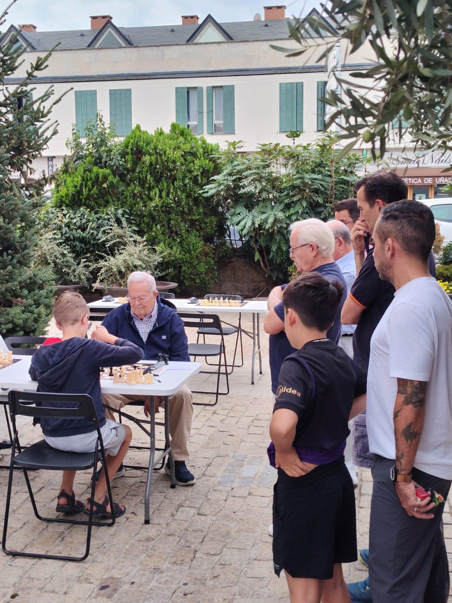 ayto_torre's tweet photo. ♟️ Broche de oro al II Festival de Ajedrez de Torrelodones en memoria de Ramón Torres Grajales.

Un fin de semana único con el Torneo Masnou abierto en la Pza. de Mariano Cuadrado y la posterior entrega de trofeos. 🏆 ¡Enhorabuena a todos! 

➕ https://t.co/5vTJ5VYx8t https://t.co/0BWiSWt8UK