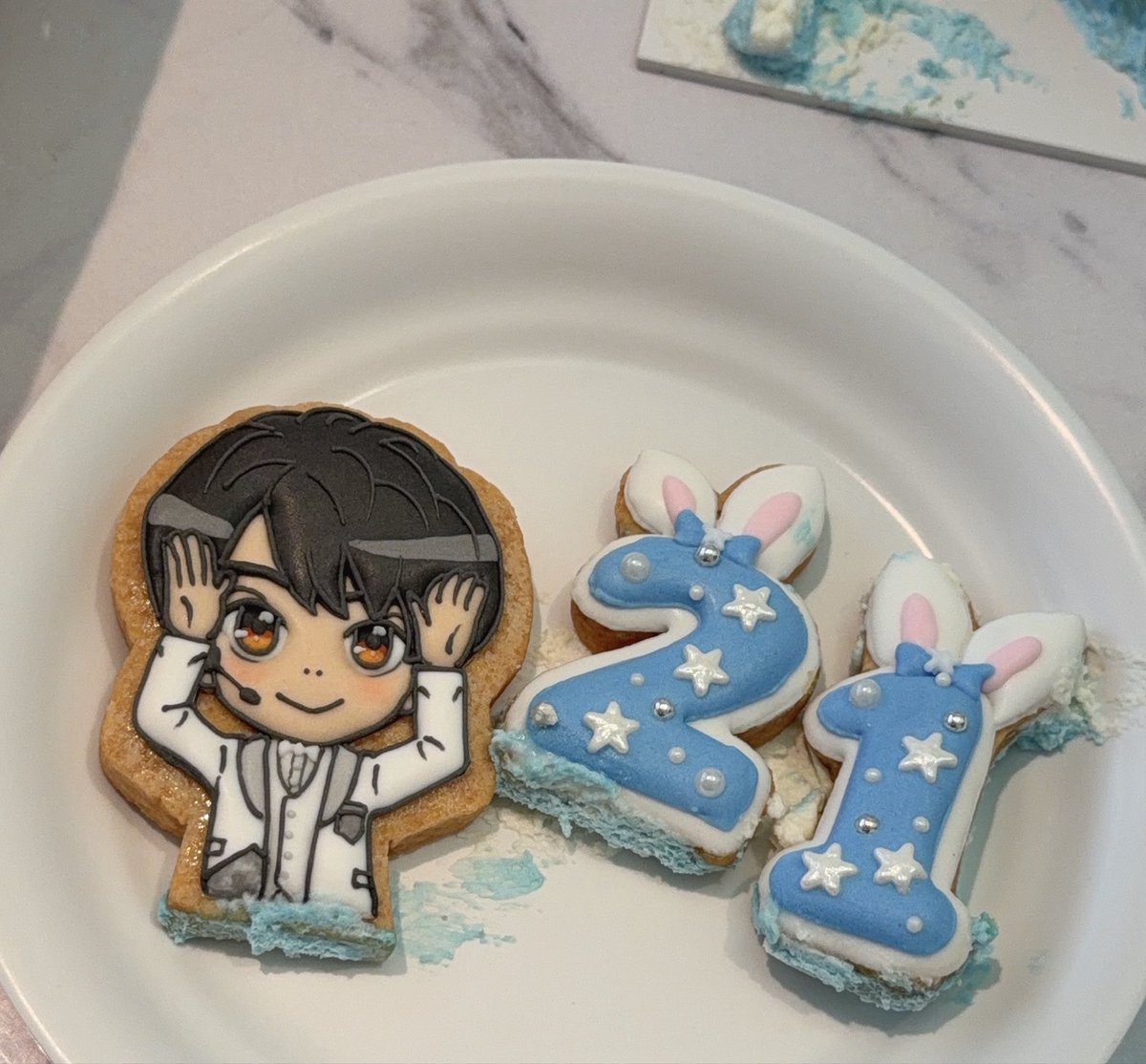 _krkr_keeei_'s tweet photo. 今年のケーキのテーマは、⭐️スーパーキラキラアイドルが爆誕した日⭐️なので
慶くんにはケンティーと同じ大きな星を背負っていただき、プレゼントBOX🎁からは、これからの慶の未来のキラキラをたくさん詰め込みました⭐️⭐️⭐️
クッキーもかわいいから、慶くんはよく見て？🐰👈（クリームだらけですが） https://t.co/vvfMOgiuaf