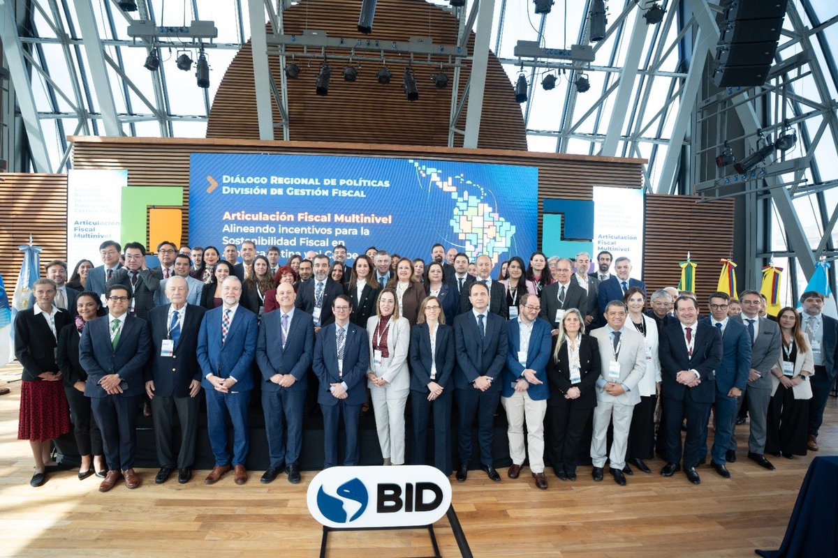 Rolo_Figueroa's tweet photo. SI LE VA BIEN A NEUQUÉN, LE VA BIEN AL PAÍS

Llevamos la experiencia neuquina ante toda América Latina y el Caribe en las jornadas Diálogo Regional de Políticas de la División de Gestión Fiscal, organizadas por el @el_BID. Mostramos que, trabajando juntos el sector público y privado, logramos que los recursos que son fruto del trabajo de los neuquinos se transformen en obras que mejoran la calidad de vida de la ciudadanía y, a su vez, hacen posible que siga creciendo la producción y seamos cada vez más competitivos ante los mercados del mundo.  

Llevamos adelante una estrategia de desarrollo sostenible y de responsabilidad compartida con las operadoras frente a Vaca Muerta, donde planteamos un inédito esquema de financiamiento donde las empresas se comprometen a la ejecución de obras o financiamiento para adelantar la construcción de la infraestructura que se necesita. De esta manera estamos demostrando que es posible cooperar para lograr los objetivos y sacar adelante a Neuquén y a nuestro país.