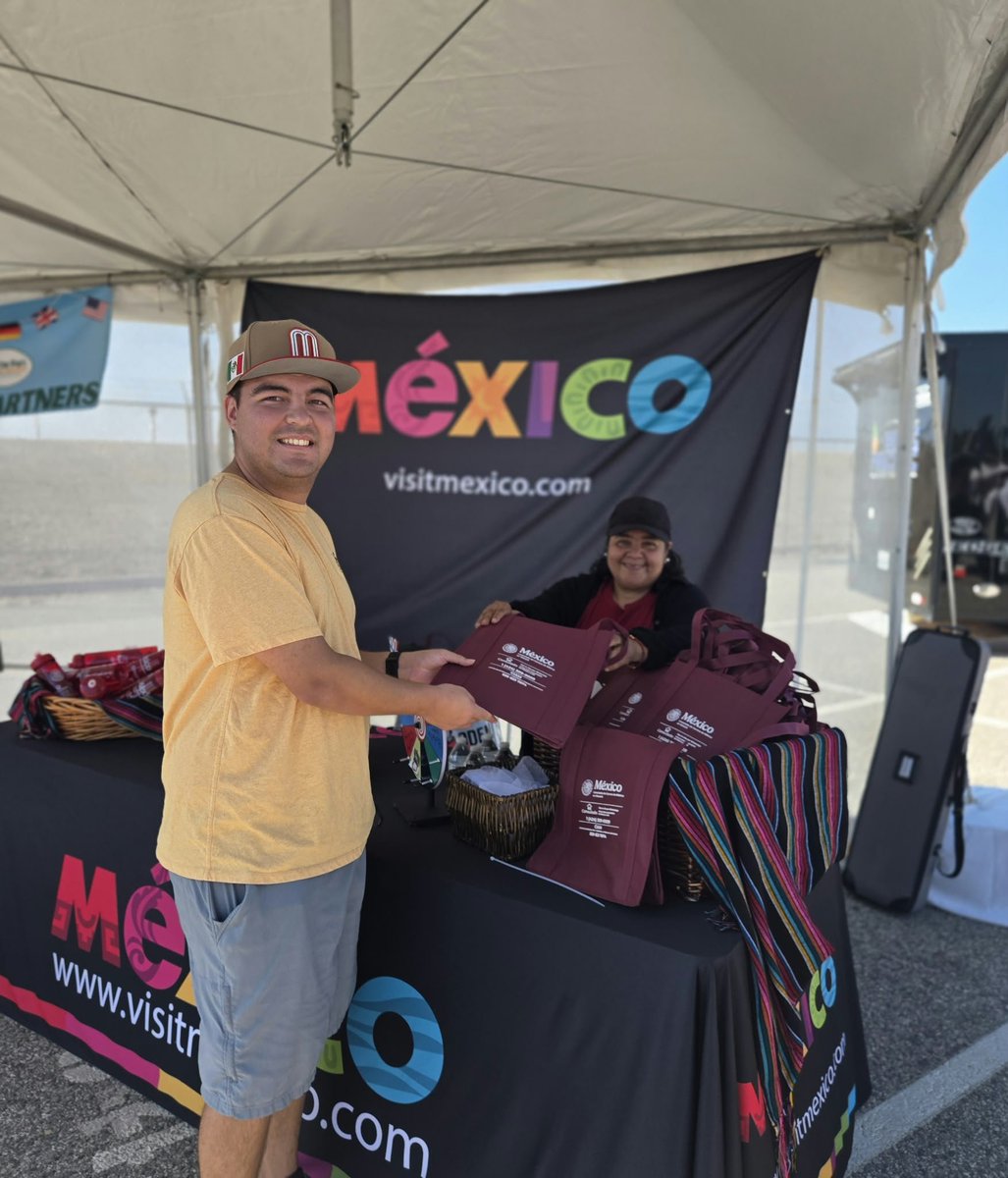 ConsulMexOxn's tweet photo. 📌Este sábado, el cónsul @Santavelri participó en la 13ª Edición del #BananaFestival🍌 de @portofhueneme🚢, destacando su importancia como motor del comercio internacional y la aportación de los trabajadores mexicanos al fortalecimiento de los vínculos económicos entre 🇲🇽🤝🏼🇺🇸. https://t.co/oX60mOAlcn