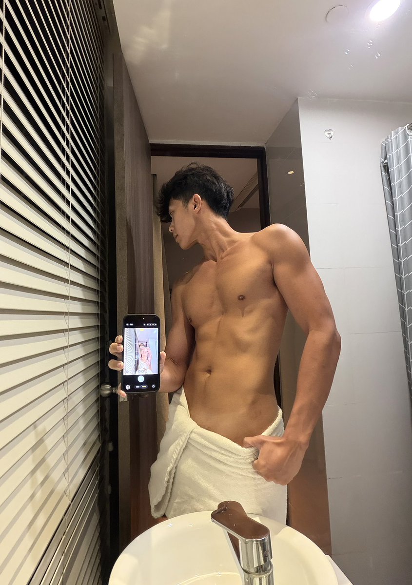 fcukujake's tweet photo. grr just woke up hungover &amp; bloated asf https://t.co/P4i3DB89QQ