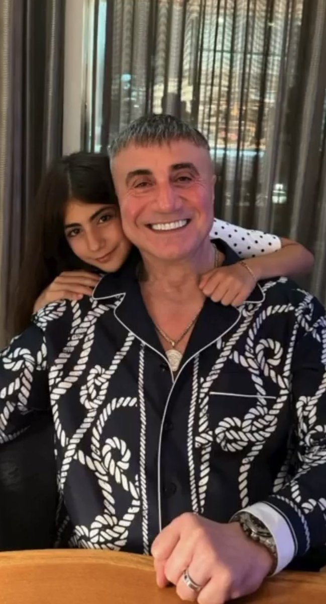 bortecinesp's tweet photo. ⚫️ 154. ‘Sedat PEKER’ bebek, Çorum’da dünyaya gözlerini açtı.

Yasakçı ailesi, yeni doğan evlatlarına ‘Sedat PEKER’ ismini vererek bu onurlu ismi tercih etti.

— Sayın Reis Sedat PEKER, ailenin bu özel sevincine ortak olarak 50 gram altın ve çiçek gönderdi; aileyi tebrik ederek mutluluklarını paylaştı.