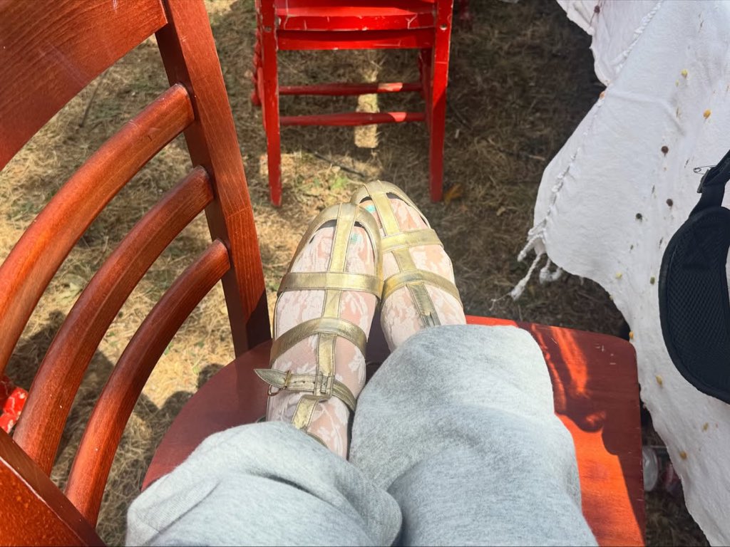 alysaaupdates's tweet photo. New photo of Alysa via her instagram 

“Lace tights &amp; sweats” https://t.co/BwiXhQ2V2o