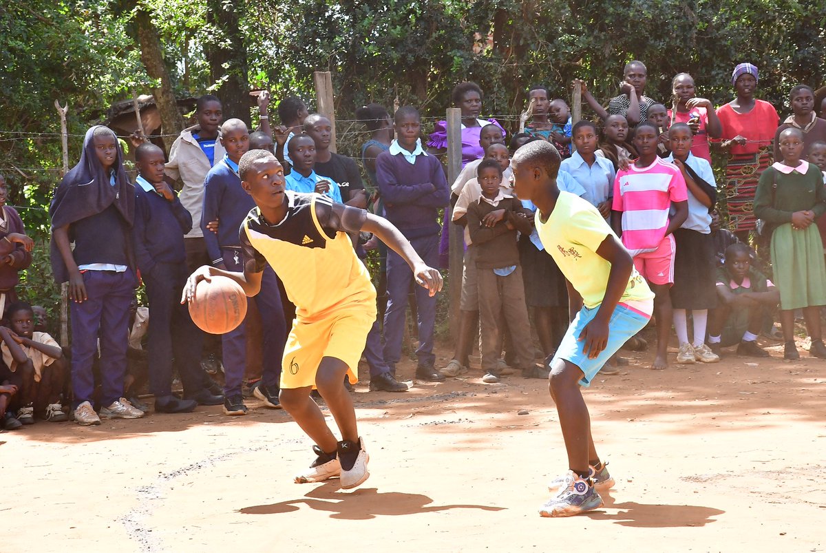 _omanyalaF's tweet photo. Back to where the dream began. ❤️🏃🏾‍♂️

The Omanyala Sprints Club tour stopped at Milele FYM Primary &amp; Senior School, just 5km from where Ferdinand Omanyala was born and raised.

His mother, Adelaide Omurwa, joined him, making the homecoming even more special.
@Ferdiomanyala https://t.co/GNUFVODGgh