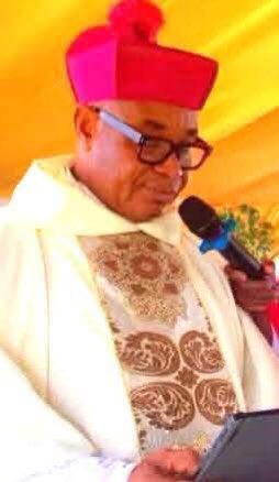 NigeriawillbOK's tweet photo. Very Rev Fr. Emma Bonavee. Said....
"You don't need ICPC, EFCC or DSS to know corrupt politicians in this present political dispensation, all you need do is to listen as they speak. You will always hear them attacking Mr Peter Obi verbally...

They don't want Peter Obi on the ballot because they know that if Obi becomes president of this country, he will end corruption which is their hope of survival..."

I believe that anyone against Mr Peter Obi, either he is after something or something is after him.