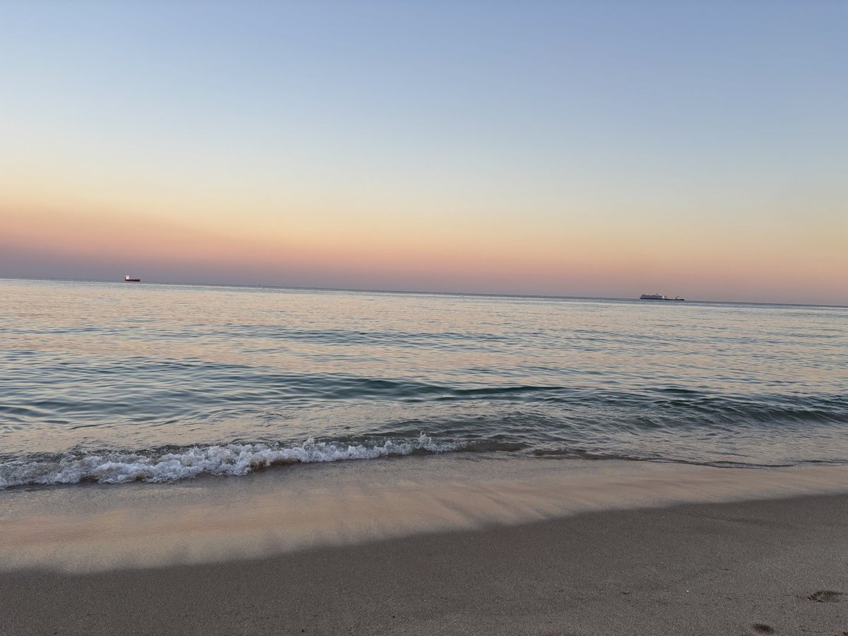 ArryaRose's tweet photo. Soft skies, quiet waves, and a peaceful mind. Happy Friday 🌊 https://t.co/M1jP6dRYHo