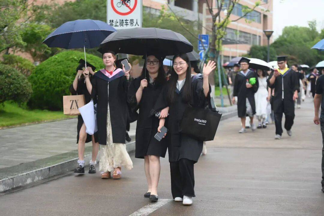 GayleneBrevvxo's tweet photo. Graduation 2024  Finally walking off the stage with my people—laughs, late nights, and this diploma in hand. Next stop Whatever we dream up.  #GradLife， https://t.co/vFptay6ezm