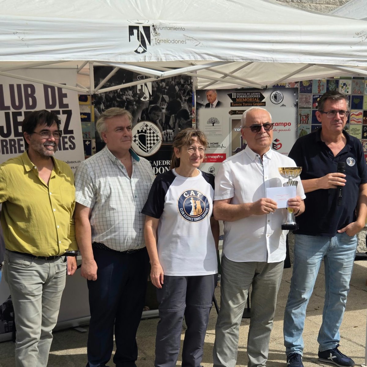 ayto_torre's tweet photo. ♟️ Broche de oro al II Festival de Ajedrez de Torrelodones en memoria de Ramón Torres Grajales.

Un fin de semana único con el Torneo Masnou abierto en la Pza. de Mariano Cuadrado y la posterior entrega de trofeos. 🏆 ¡Enhorabuena a todos! 

➕ https://t.co/5vTJ5VYx8t https://t.co/0BWiSWt8UK