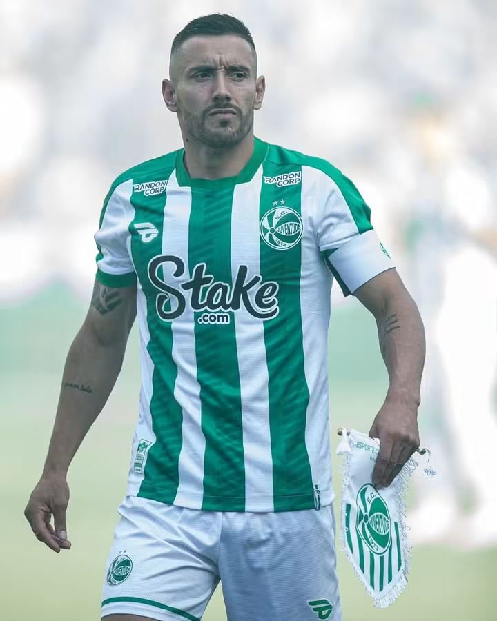 kamalkuznets's tweet photo. Esse é Alan Ruschel, um dos sobreviventes da tragédia da Chapecoense. Voltou a jogar cerca de 8 meses após o acidente. Ou seja, o cara literalmente CAIU DE AVIÃO e voltou primeiro que o Paulinho Macumba https://t.co/uf3KZCFHi3