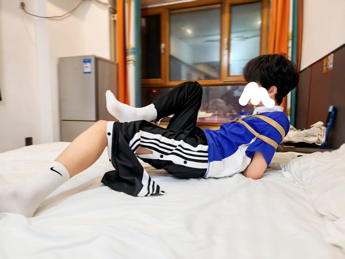 Lattebdsm's tweet photo. s属性发作的椰奶把一只被木乃伊全包的骚狗踩在脚下，奖励他闻本少的白袜，不料他居然有同伙，把椰奶捆起来残酷折磨...
“椰奶还是更适合当m呢” 
“呜呜” https://t.co/BzJYHw7OTl