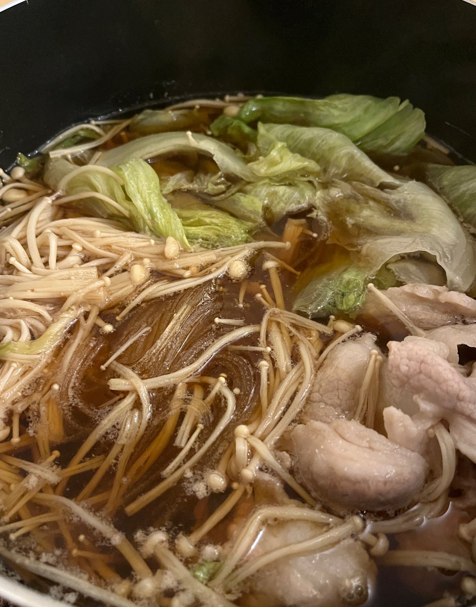 Qxl6R's tweet photo. 寄せ集め豚肉すき焼き🥰
白滝もあったけど今日は贅沢にマロニーで😊 https://t.co/MHhqKjcvtk