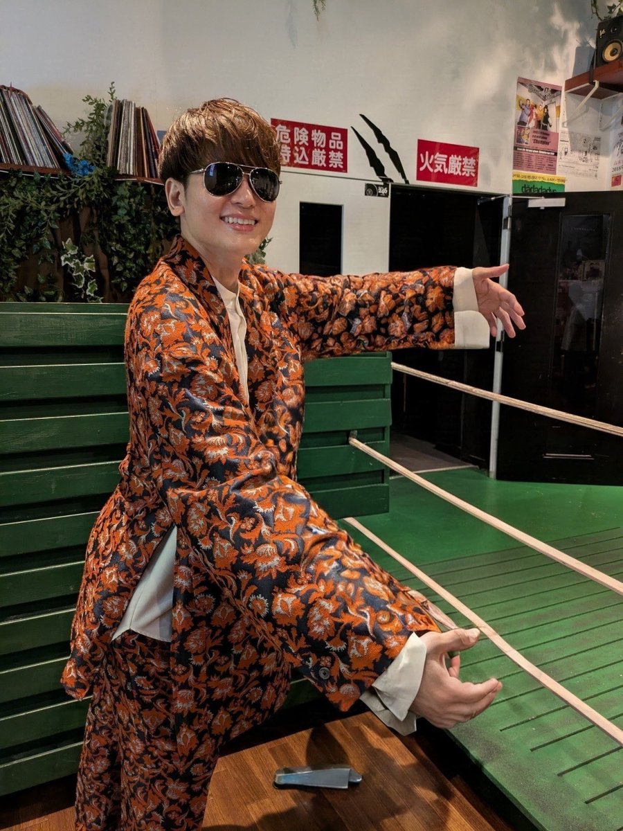 Tanuelele's tweet photo. TOMO FES 2026 最高でした✨
今日の主���の智貴さんが最高なのはもちろん、ロマンス小谷さんも最高だった🥰ツーショでは今から抱き締められる感じで撮ってもらいました！抱き締められたい皆様に嫉妬されたので私は消しゴムマジックで消えました！お持ち帰りいただいて常識の範囲内でお楽しみください！ https://t.co/h40poUJCBY