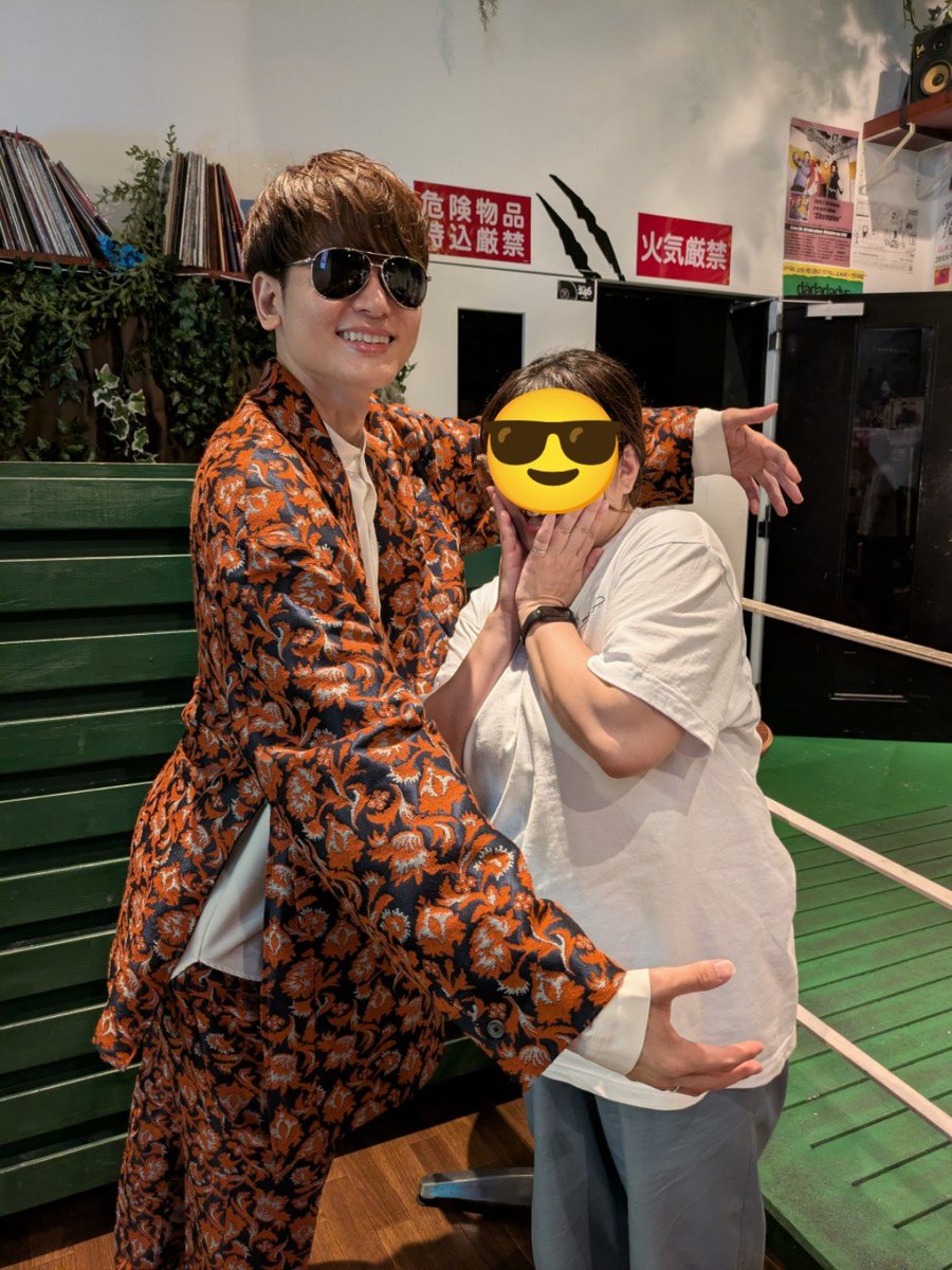 Tanuelele's tweet photo. TOMO FES 2026 最高でした✨
今日の主���の智貴さんが最高なのはもちろん、ロマンス小谷さんも最高だった🥰ツーショでは今から抱き締められる感じで撮ってもらいました！抱き締められたい皆様に嫉妬されたので私は消しゴムマジックで消えました！お持ち帰りいただいて常識の範囲内でお楽しみください！ https://t.co/h40poUJCBY