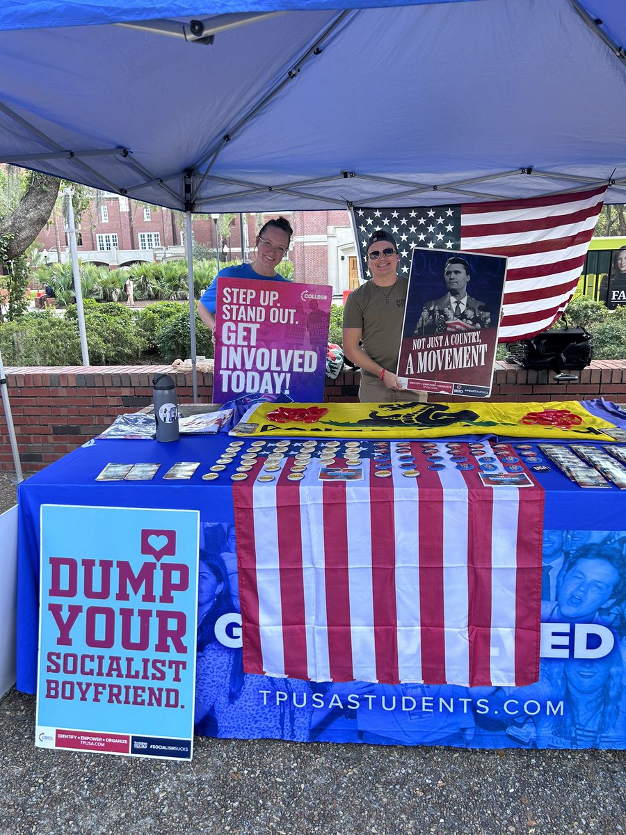 TPUSAUFL's tweet photo. GREAT DAY TABLING AT TURLINGTON PLAZA!!! The Gators are great again and we are so excited!!!

The student body agrees 🤪🤪 #gogators #makethegatorsgreatagain https://t.co/PkHj4lL0qD