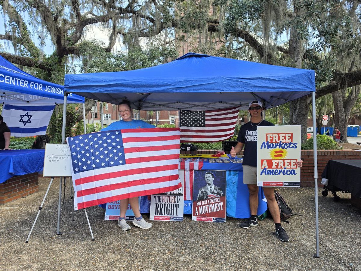 TPUSAUFL's tweet photo. GREAT DAY TABLING AT TURLINGTON PLAZA!!! The Gators are great again and we are so excited!!!

The student body agrees 🤪🤪 #gogators #makethegatorsgreatagain https://t.co/PkHj4lL0qD