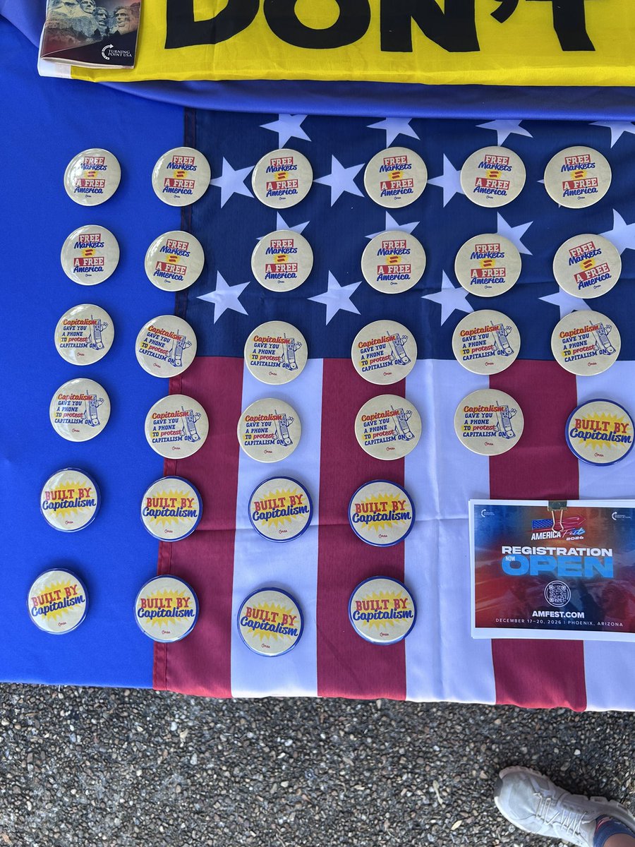TPUSAUFL's tweet photo. GREAT DAY TABLING AT TURLINGTON PLAZA!!! The Gators are great again and we are so excited!!!

The student body agrees 🤪🤪 #gogators #makethegatorsgreatagain https://t.co/PkHj4lL0qD