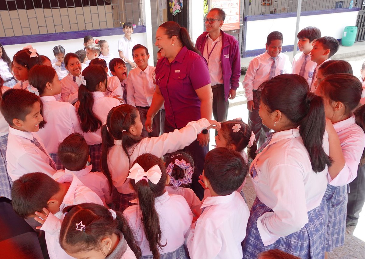 GoberManabi's tweet photo. La Gobernadora de Manabí, Aurora Valle, mantuvo un diálogo cercano con los estudiantes de la Unidad Educativa Manuel J. Calle, en la parroquia Lodana, cantón Santa Ana. https://t.co/cljDlUEDO5