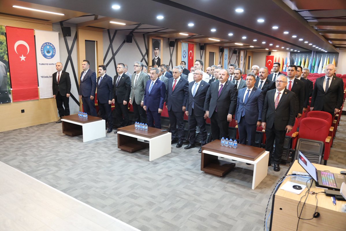 TurkesGuney's tweet photo. 📌 Türkiye Kamu-Sen Genel Başkanımız Sayın Önder Kahveci, Genel Merkez Yönetimimiz, Şube Başkanlarımız ve İl Temsilcilerimizin katılımlarıyla düzenlediğimiz “Eğitimcilerin Eğitimi” programımızın 1. Grup 1. Gününü tamamladık.

📌 Saygı duruşu ve İstiklal Marşı ile başlayan programımızın açılış konuşmasını Genel Başkanımız Türkeş Güney gerçekleştirdiler. Genel Başkanımız konuşmalarında; Türk Büro-Sen’in 30 yılı aşkın süredir “İnsan Mukaddes, Emek Kutsaldır” anlayışıyla ilkeli, kararlı ve güçlü sendikacılığın temsilcisi olduğunu vurgulayarak, şube başkanlarımız ve il temsilcilerimizin teşkilatımızın sahadaki sesi, sözü ve iradesi olduğunu ifade ettiler.

📌 Eğitim programının yalnızca bilgi aktarımı olmadığını; mensubiyet şuurunu güçlendiren, teşkilat ruhunu diri tutan, ortak aklı ve birlik beraberliği pekiştiren önemli bir çalışma olduğunu belirttiler. Günümüz sendikacılığının mevzuat bilgisi, iletişim, hitabet, liderlik, sosyal medya kullanımı, kriz yönetimi ve insana dokunabilme becerisi gerektirdiğini ifade ederek, bu programın Türk Büro-Sen’i yarınlara taşıyacak kadroların daha donanımlı hâle gelmesine katkı sağlayacağını dile getirdiler.

📌 Türkiye Kamu-Sen Genel Başkanımız Sayın Önder Kahveci de programımızda; Türkiye Kamu-Sen’in sendikacılıktaki rolü, kamu görevlilerimizin hak ve hukuk mücadelesindeki yeri, toplu sözleşme süreci, 4688 ve 657 sayılı kanunlar ile çalışma hayatının gündemindeki başlıklara ilişkin önemli değerlendirmelerde bulundular.

📌 Programımızda sırasıyla katkı sunan kıymetli hocalarımız;

🔴 Prof. Dr. Onur Ender Aslan-Kamu Görevlileri Sendikacılığında Teşkilatçılık

🔴 Dr. Hakkı Şekerbay-Kamu Görevlileri Sendikacılığıyla İlgili Anayasal ve Yasal Kurallar

🔴 Prof. Dr. Şebnem Köşer Akçapar-Kamuda Protokol Kuralları

🔴 Prof. Dr. İhsan Kurtbaş-Kurumsal İletişim

🔴 Prof. Dr. Servet Özdemir- Kurumsal Liderlik

başlıklarında sunumlarını gerçekleştirdiler.

📌 Son derece verimli geçen toplantımızda bizlere değerli katkılar sunan kıymetli akademisyenlerimize, programa katılan Şube Başkanlarımıza, İl Temsilcilerimize ve organizasyonda emeği geçen tüm teşkilat mensuplarımıza teşekkür ediyoruz.