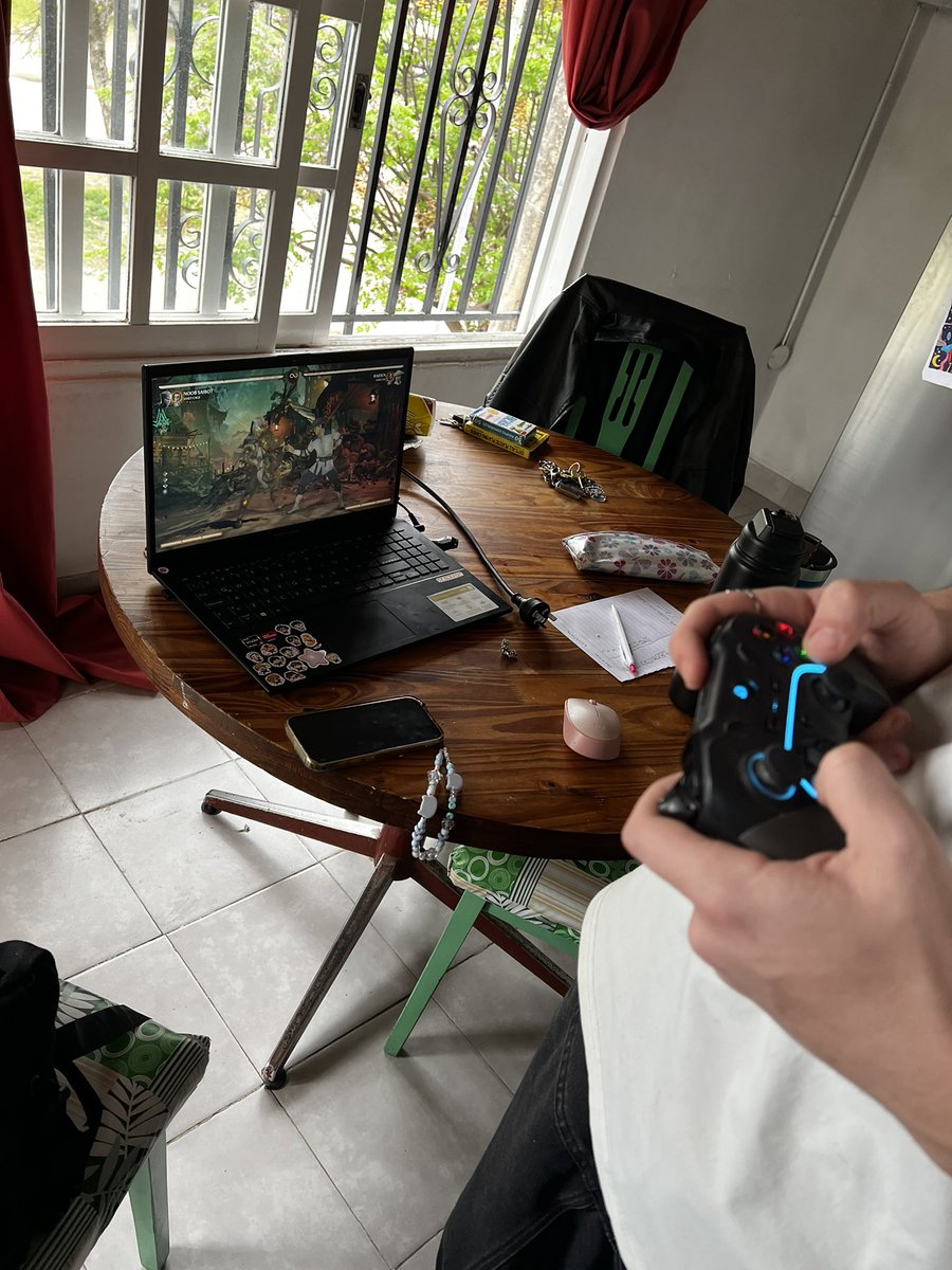 denjirck's tweet photo. traía el joystick el hdp https://t.co/ZjepwFhz12