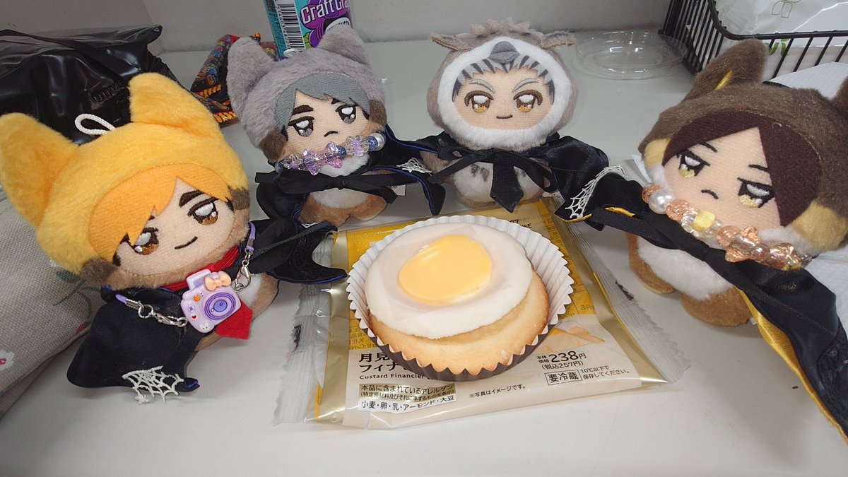 moonlightjelly's tweet photo. 🍫「3日間の夜勤の楽しみダイジェストその1だよ☆」
🎮「ふぃなんしぇけーきおれすき」
🇷🇺「桃ごろごろ半玉のヨーグルトも美味かったな」
🌾「どれもこれも美味かった。月見マフィンも美味かったしな」

 #うちのちみけも https://t.co/qJZeBZXUIt