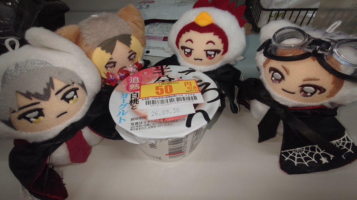 moonlightjelly's tweet photo. 🍫「3日間の夜勤の楽しみダイジェストその1だよ☆」
🎮「ふぃなんしぇけーきおれすき」
🇷🇺「桃ごろごろ半玉のヨーグルトも美味かったな」
🌾「どれもこれも美味かった。月見マフィンも美味かったしな」

 #うちのちみけも https://t.co/qJZeBZXUIt